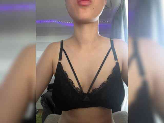 Kira-36 Live Webcam on BongaCams