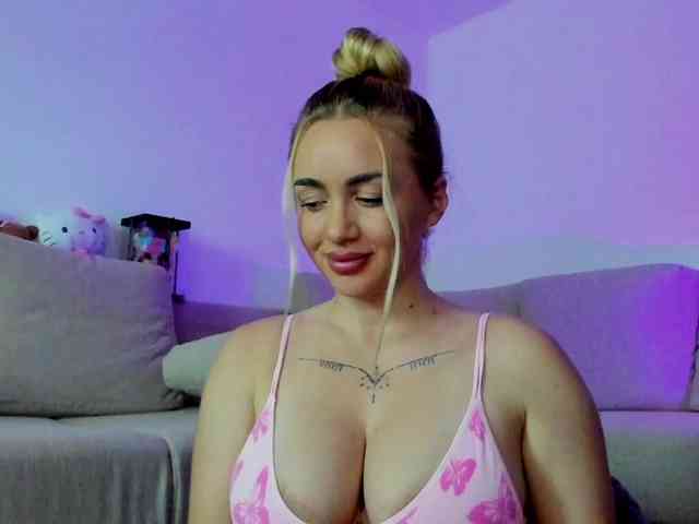 cuteblondiex webcam
