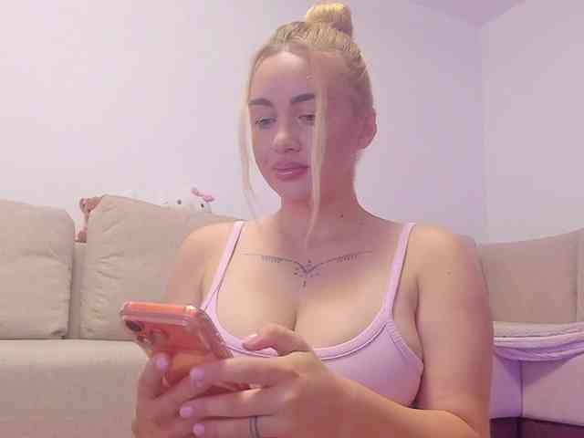 cuteblondiex webcam