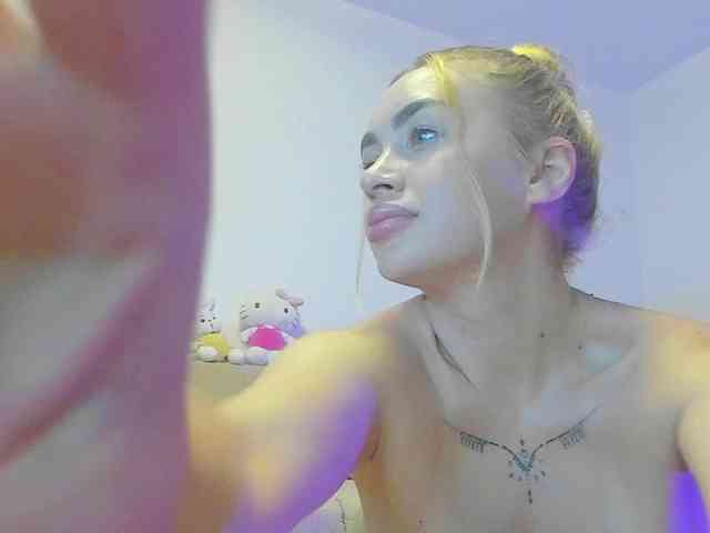 cuteblondiex webcam
