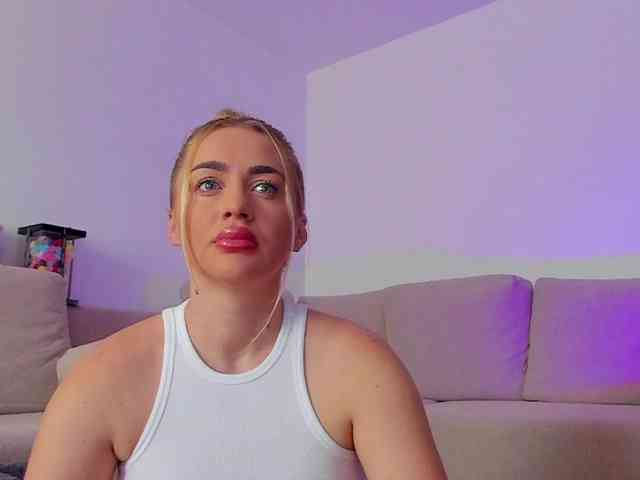 cuteblondiex webcam