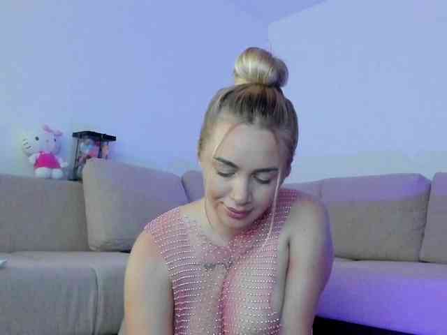 cuteblondiex webcam