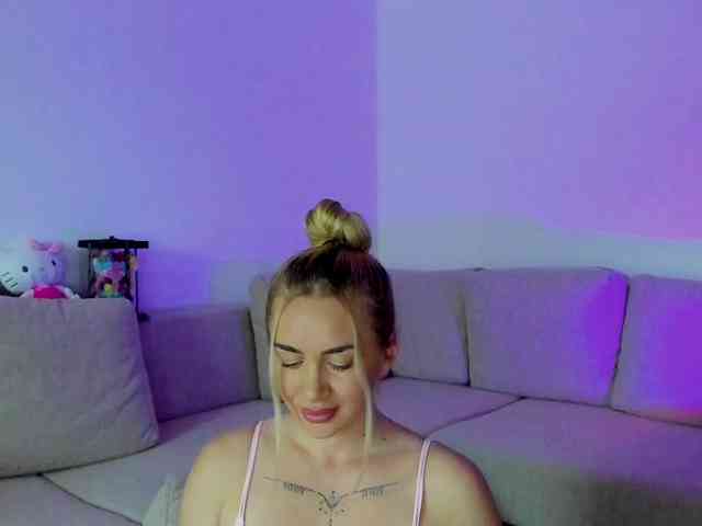 cuteblondiex webcam