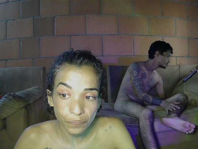 le modèle Junioryteresa est en webcam porno dans un show sur le site bongacams, il possède les tags suivants: Latino/Hispanic,Brunette,Shaved