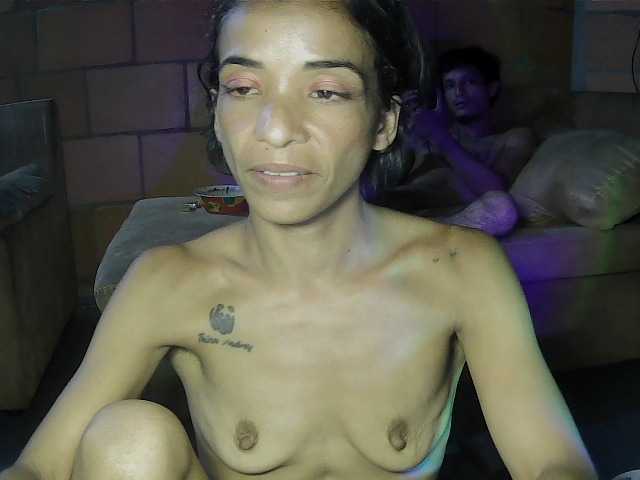 le modèle Junioryteresa est en webcam porno dans un show sur le site bongacams, il possède les tags suivants: Latino/Hispanic,Brunette,Shaved