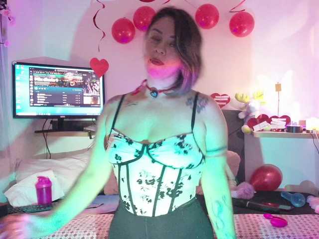 AdeleGreyhot live cam preview