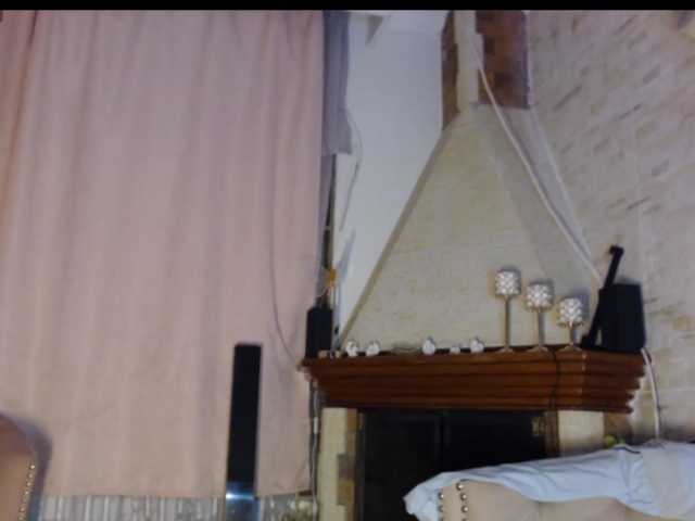 AdeleGreyhot, en directo ahora en BongaCams