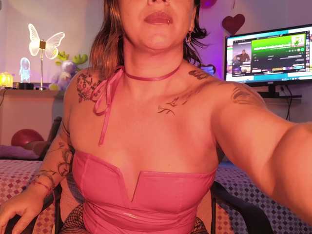 AdeleGreyhot live cam on BongaCams