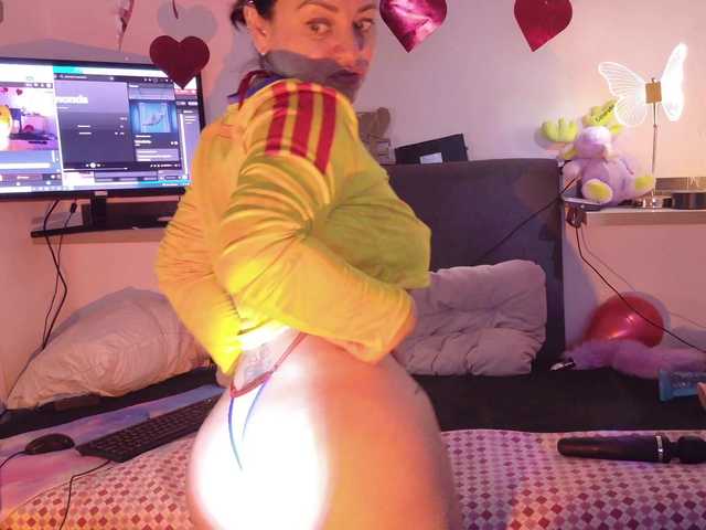 AdeleGreyhot live cam on BongaCams