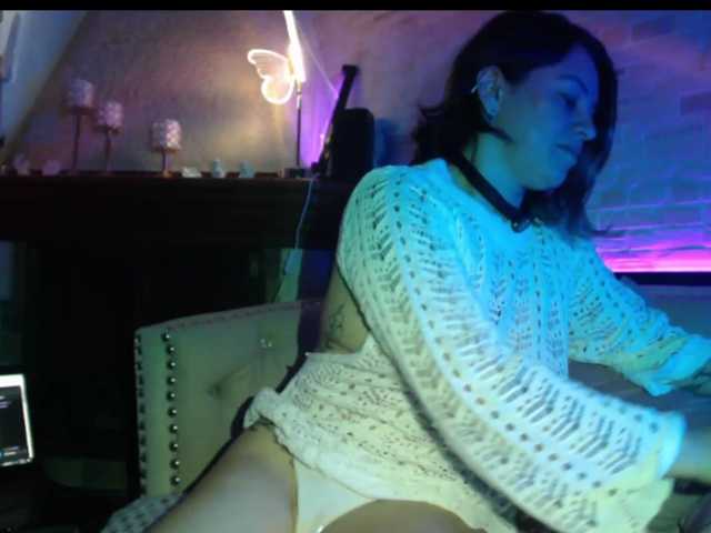 AdeleGreyhot live cam on BongaCams