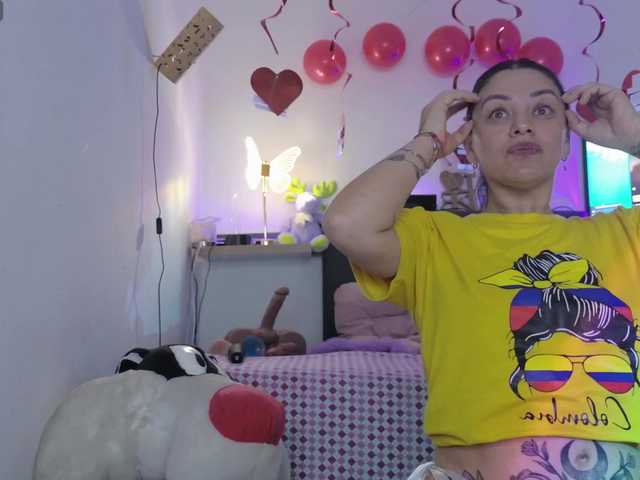 AdeleGreyhot live cam preview