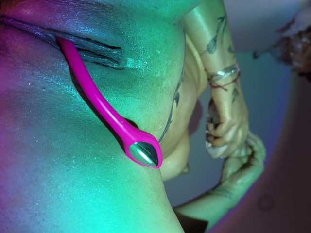 AdeleGreyhot live cam on BongaCams