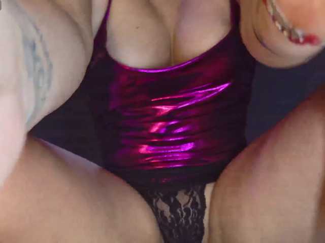 AdeleGreyhot live cam on BongaCams
