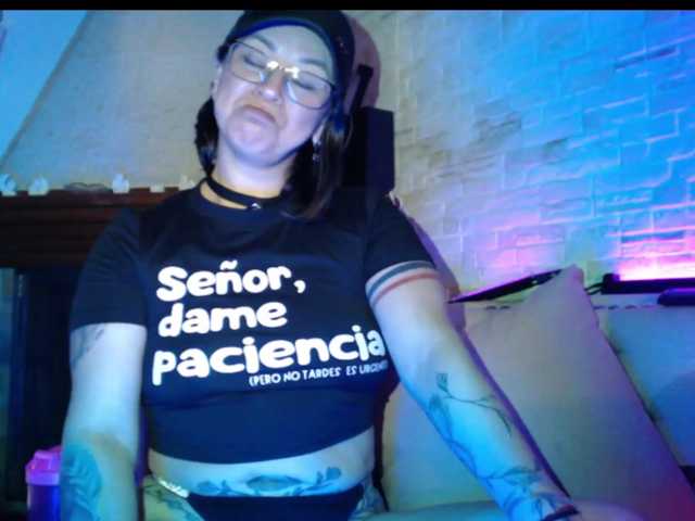 AdeleGreyhot, en directo ahora en BongaCams