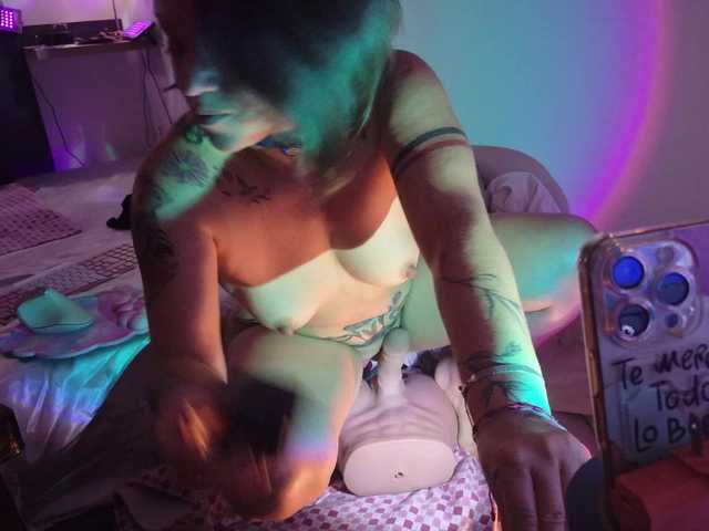 AdeleGreyhot — live female cam