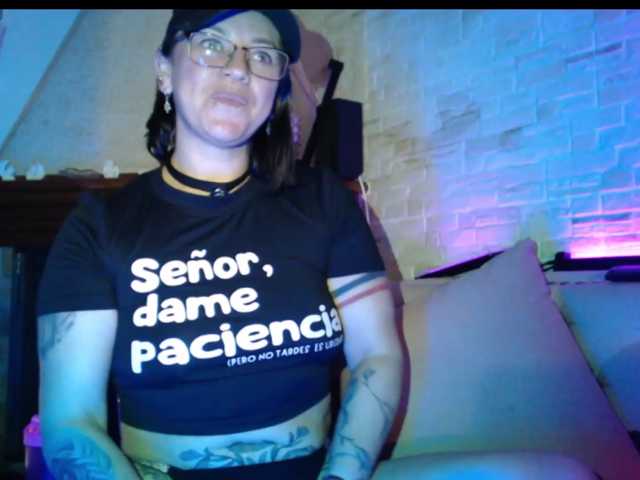AdeleGreyhot, en directo ahora en BongaCams