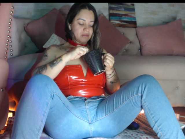 AdeleGreyhot, en vivo ahora en BongaCams