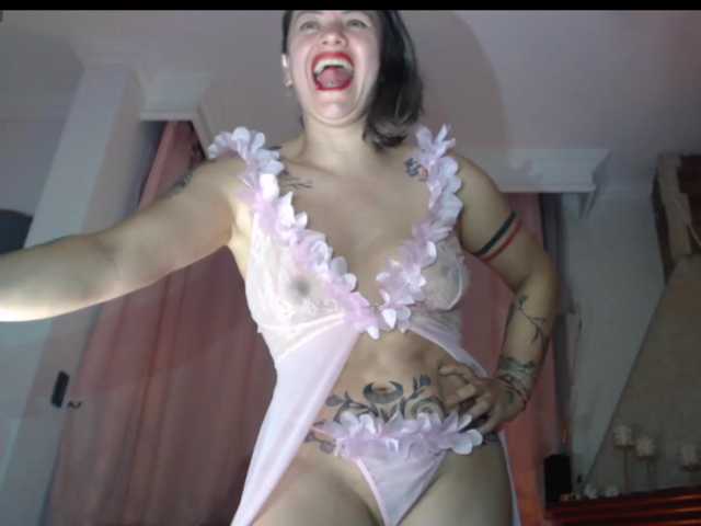AdeleGreyhot live cam on BongaCams