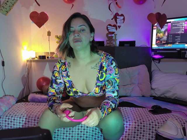 AdeleGreyhot live cam preview