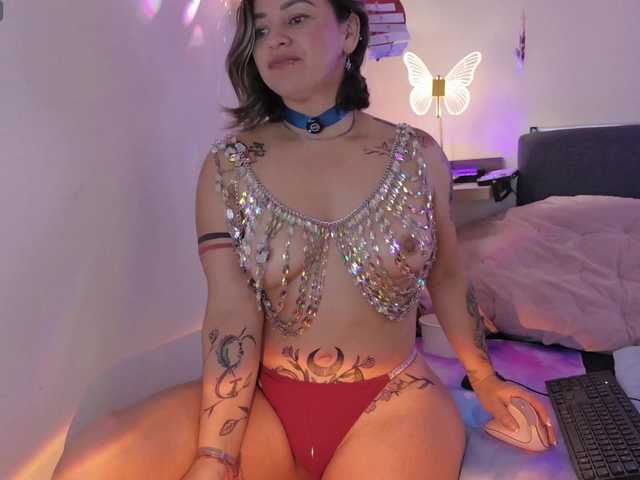 AdeleGreyhot live cam on BongaCams