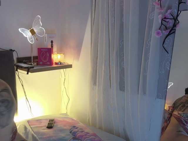 AdeleGreyhot live cam on BongaCams