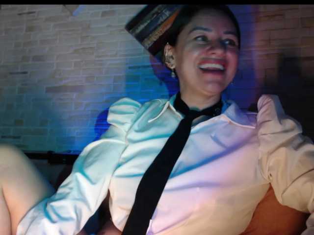 AdeleGreyhot, en directo ahora en BongaCams