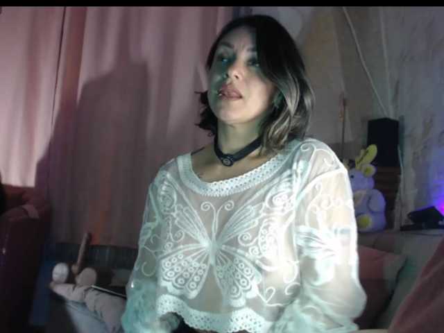 AdeleGreyhot live cam on BongaCams