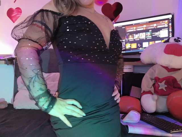 AdeleGreyhot live cam on BongaCams