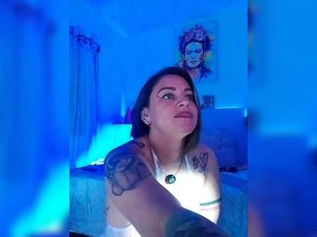AdeleGreyhot live cam on BongaCams