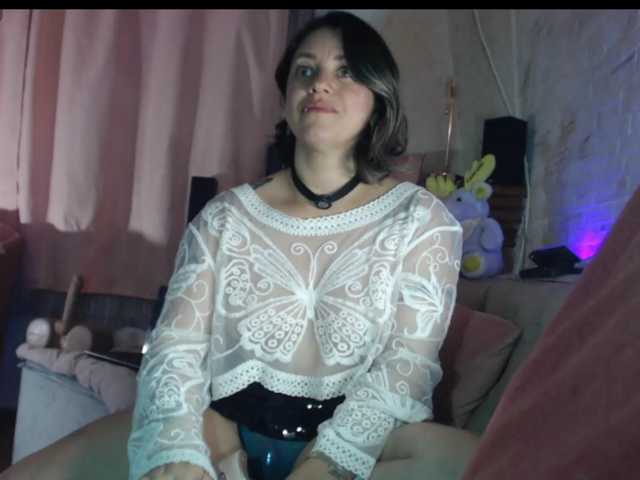 AdeleGreyhot live cam on BongaCams