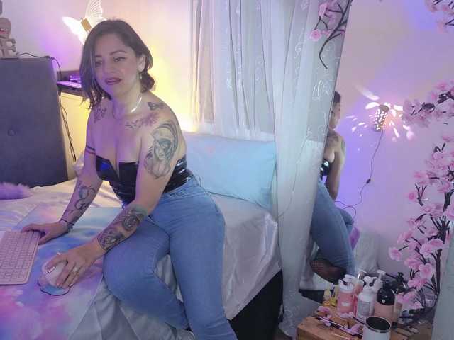 AdeleGreyhot live cam on BongaCams