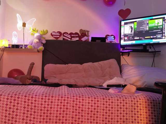 AdeleGreyhot live cam on BongaCams