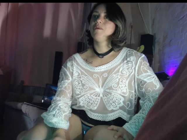 AdeleGreyhot live cam on BongaCams