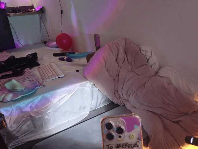 AdeleGreyhot — live female cam