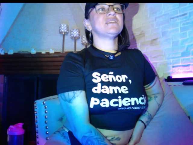 AdeleGreyhot, en directo ahora en BongaCams