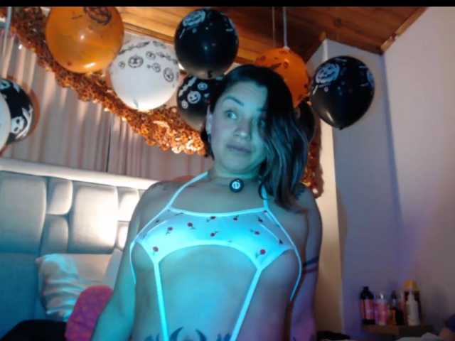 AdeleGreyhot live cam on BongaCams