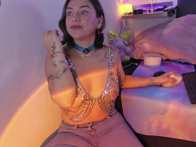 AdeleGreyhot live cam on BongaCams