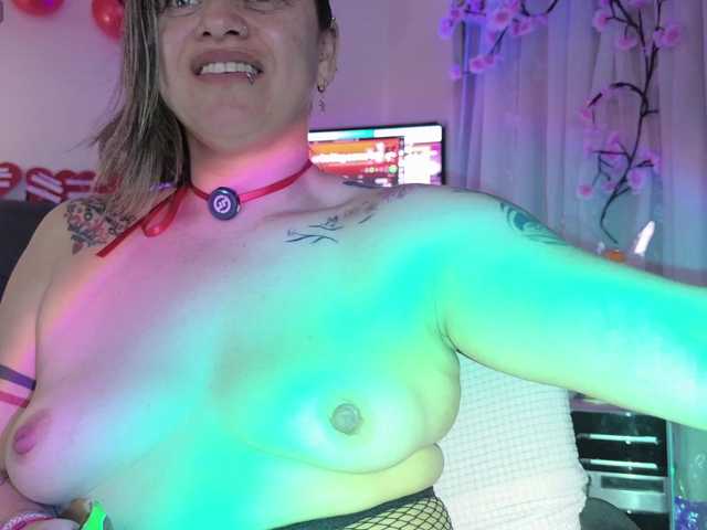 AdeleGreyhot live cam preview