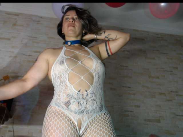 AdeleGreyhot live cam preview