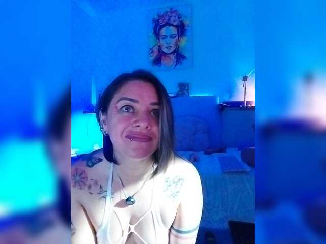 AdeleGreyhot live cam on BongaCams
