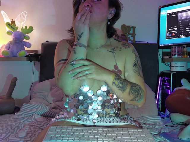 AdeleGreyhot live cam on BongaCams
