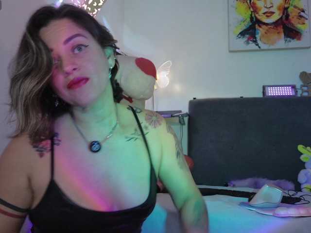 AdeleGreyhot live cam on BongaCams