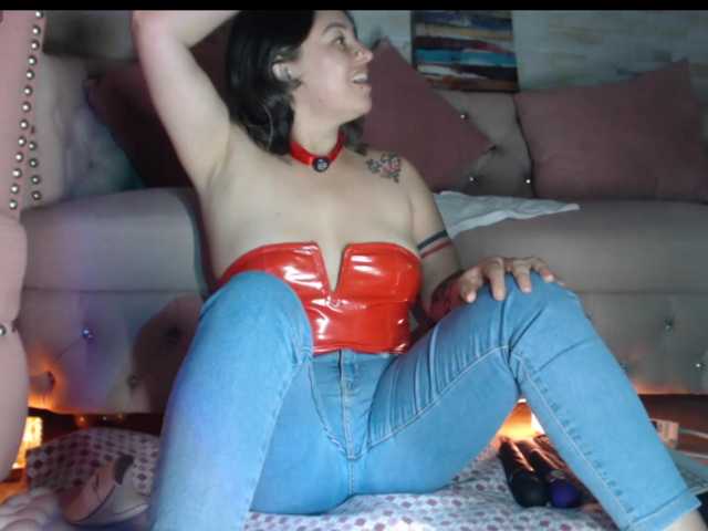 AdeleGreyhot, en vivo ahora en BongaCams