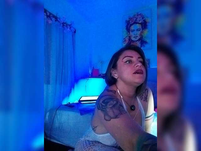AdeleGreyhot live cam on BongaCams