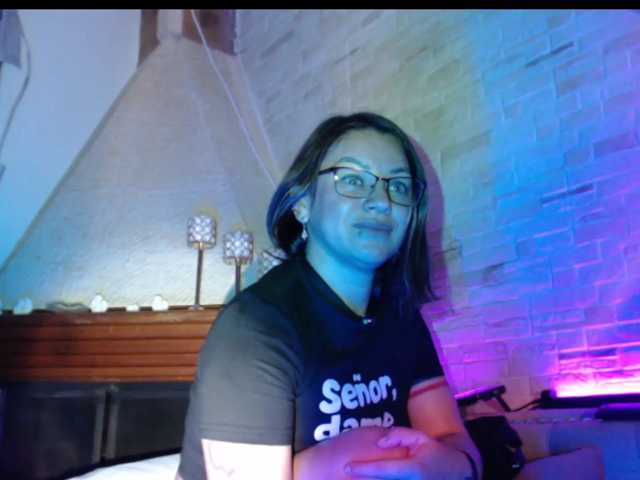 AdeleGreyhot, en directo ahora en BongaCams