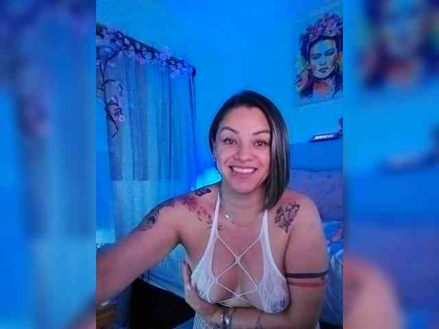 adelegreyhot's live room