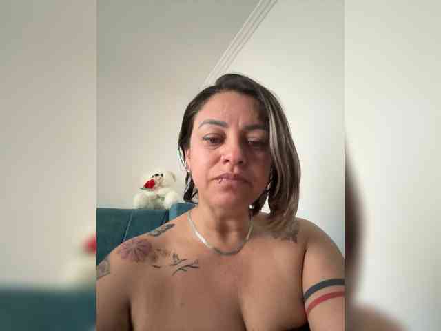 Modelo: AdeleGreyhot