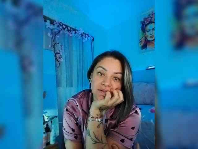 AdeleGreyhot Live Webcam on BongaCams