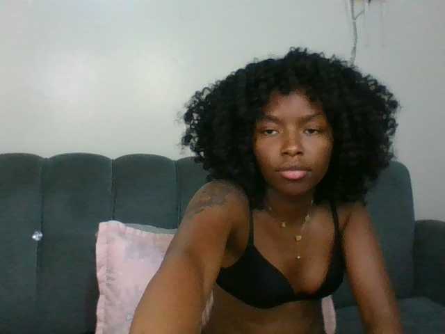 le modèle Ebony-slut254 est en webcam porno dans un show sur le site bongacams, il possède les tags suivants: Ebony,Brunette,Trimmed