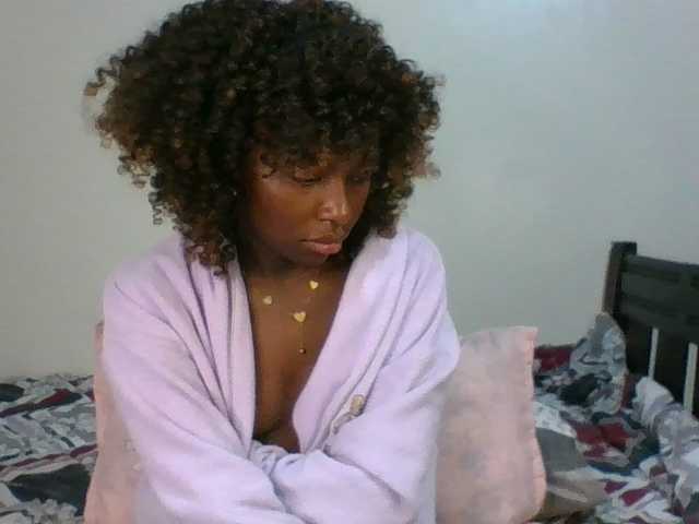 le modèle Ebony-slut254 est en webcam porno dans un show sur le site bongacams, il possède les tags suivants: Ebony,Brunette,Trimmed